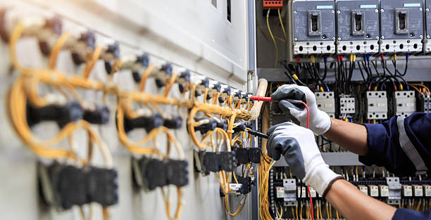 Professional Electrician technician working in Duval County County, TX